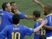 Jogadores brasileiros fazem a festa depois do gol de Robinho